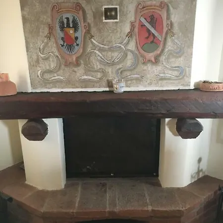 Torre Medievale In Borgo Del 1100 *